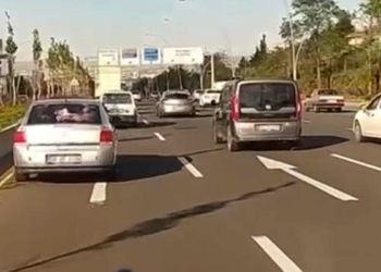 Acil vakaya giden ambulans düğün konvoyuna takıldı