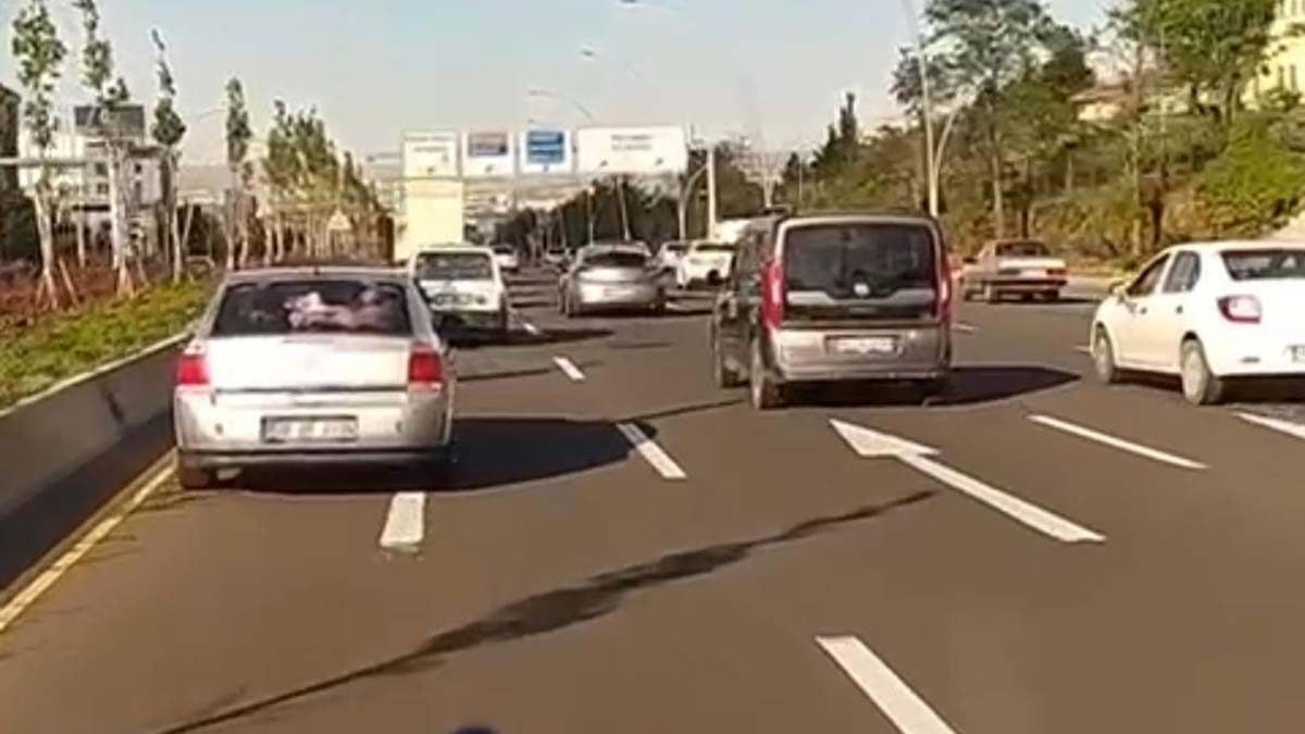 Acil vakaya giden ambulans düğün konvoyuna takıldı