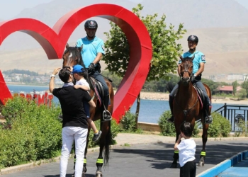 Jandarma atlı birliği denetimde