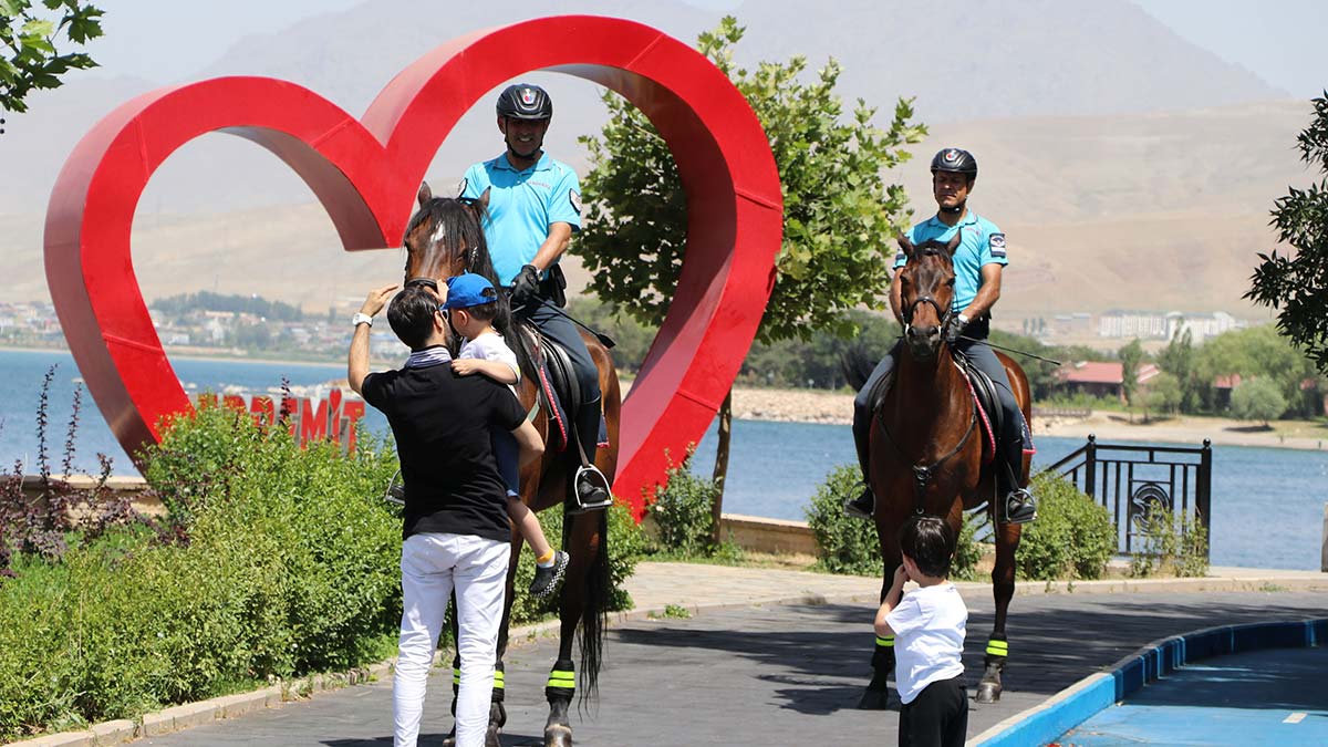 Jandarma atlı birliği denetimde