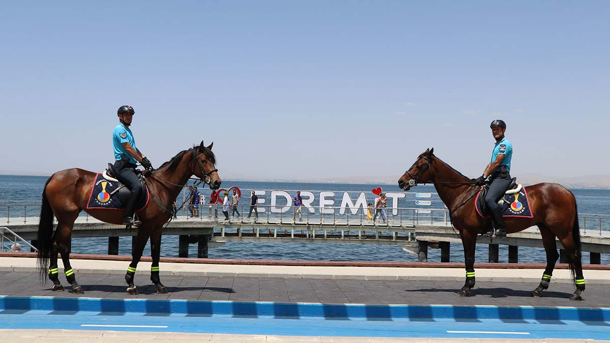 Atlı birlik Van Gölü sahillerinde sıkı denetim yapıyor