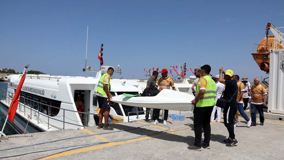 Van Büyükşehir Belediyesince düzenlenen 1'inci Van Denizi Yüzme Festivali etkinliklerinin 4'üncü gününde sporcular, Kuzu Adası'na 5 kilometre kulaç attı.