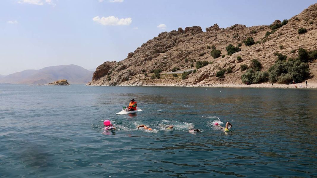Van Büyükşehir Belediyesince düzenlenen 1'inci Van Denizi Yüzme Festivali etkinliklerinin 4'üncü gününde sporcular, Kuzu Adası'na 5 kilometre kulaç attı.