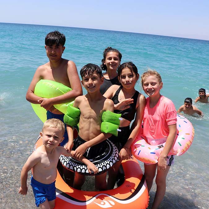 Van'ın mavi bayraklı plajı olan Mollakasım Halk Plajı, hava sıcaklığının 30 dereceyi bulmasıyla dolup taştı. Yerli ve yabancı turistlerin de akın ettiği plajda, Akdeniz sahillerini aratmayan görüntüler oluştu.