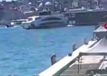 Kadıköy'de vapurun iskeleye çarptığı anlar