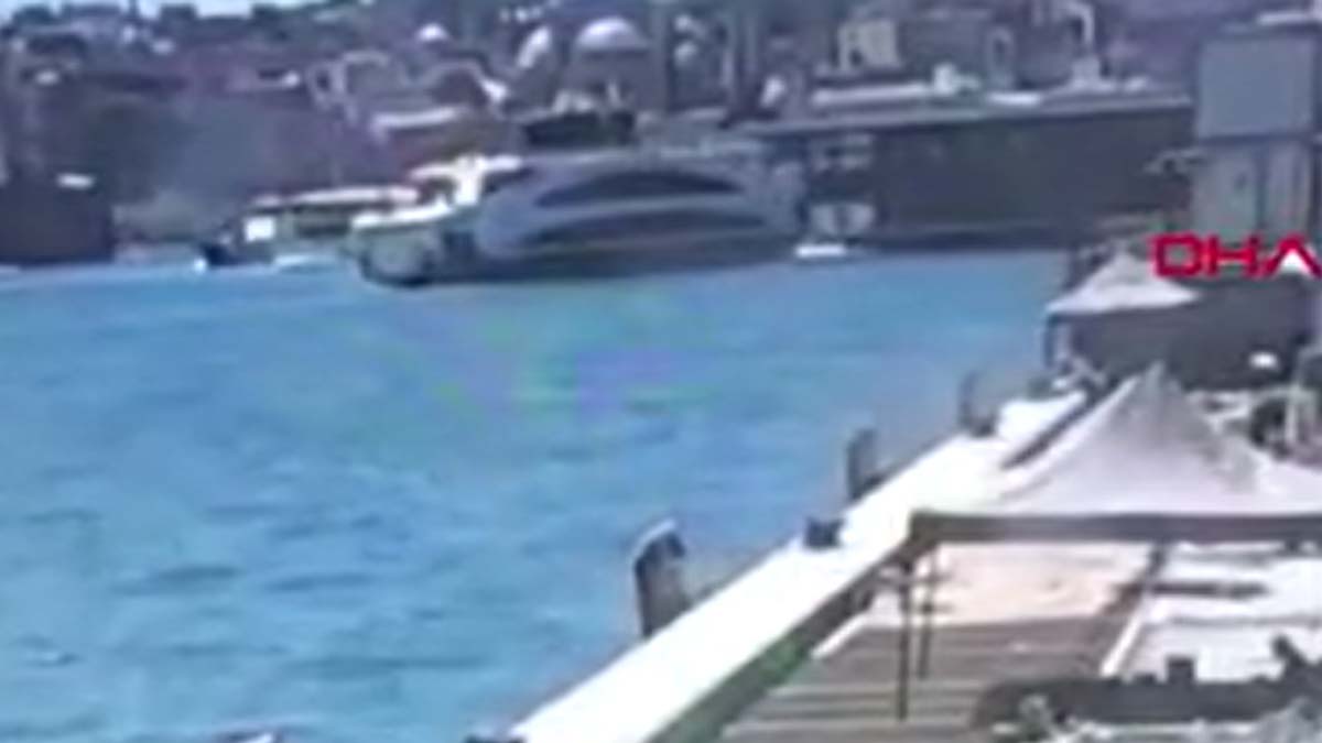 Kadıköy'de vapurun iskeleye çarptığı anlar