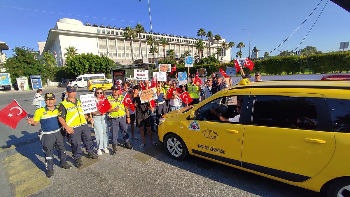 Yayaya yol veren sürücüler alkışlandı