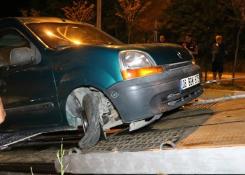 Yola düşen kaya parçaları kazaya neden oldu