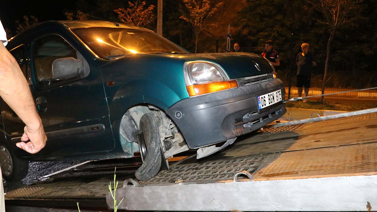 Yola düşen kaya parçaları kazaya neden oldu