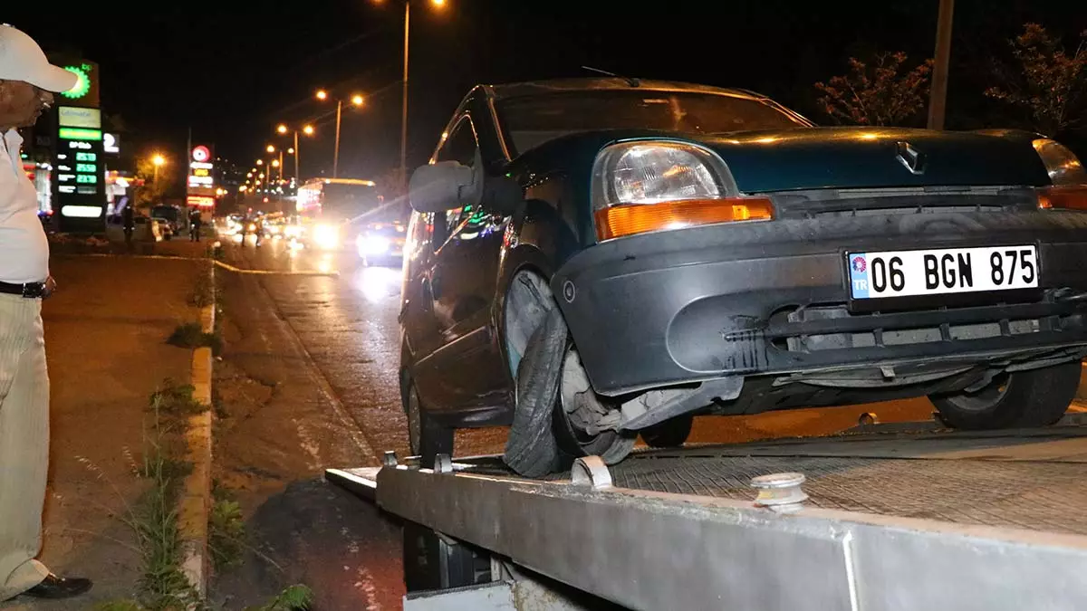 Yola düşen kaya parçaları kazaya neden oldu