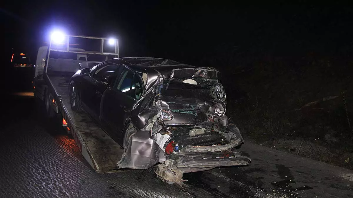 Manisa'nın kula ilçesinde, 1 otobüs ve 2 otomobilin karıştığı trafik kazasında 4 kişi yaralandı. Kaza yeri adeta savaş alanına dönerken, kaza sebebiyle i̇zmir-ankara d300 karayolunda trafik bir süre kapalı kaldı.