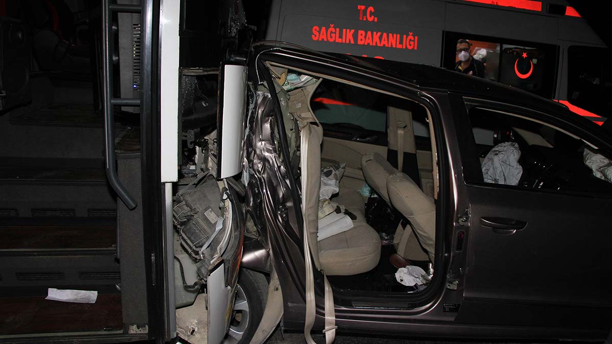 2 otomobilin karıştığı trafik kazasında 4 yaralı var