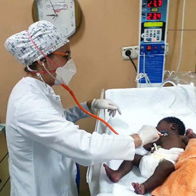 Denizin ortasında botta doğum