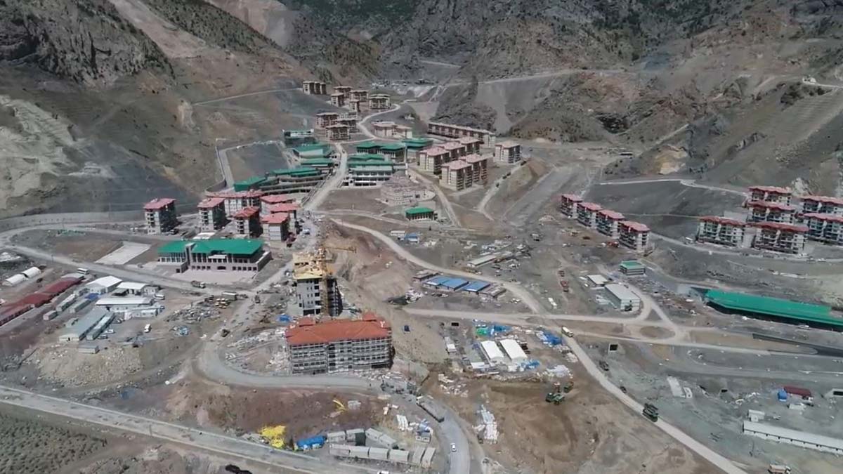 Artvin'de, Çoruh Nehri üzerinde yapımı tamamlanan ve 275 metre gövde yüksekliğiyle Türkiye'nin en yüksek barajı olacak Yusufeli Barajı'nda sona gelindi.