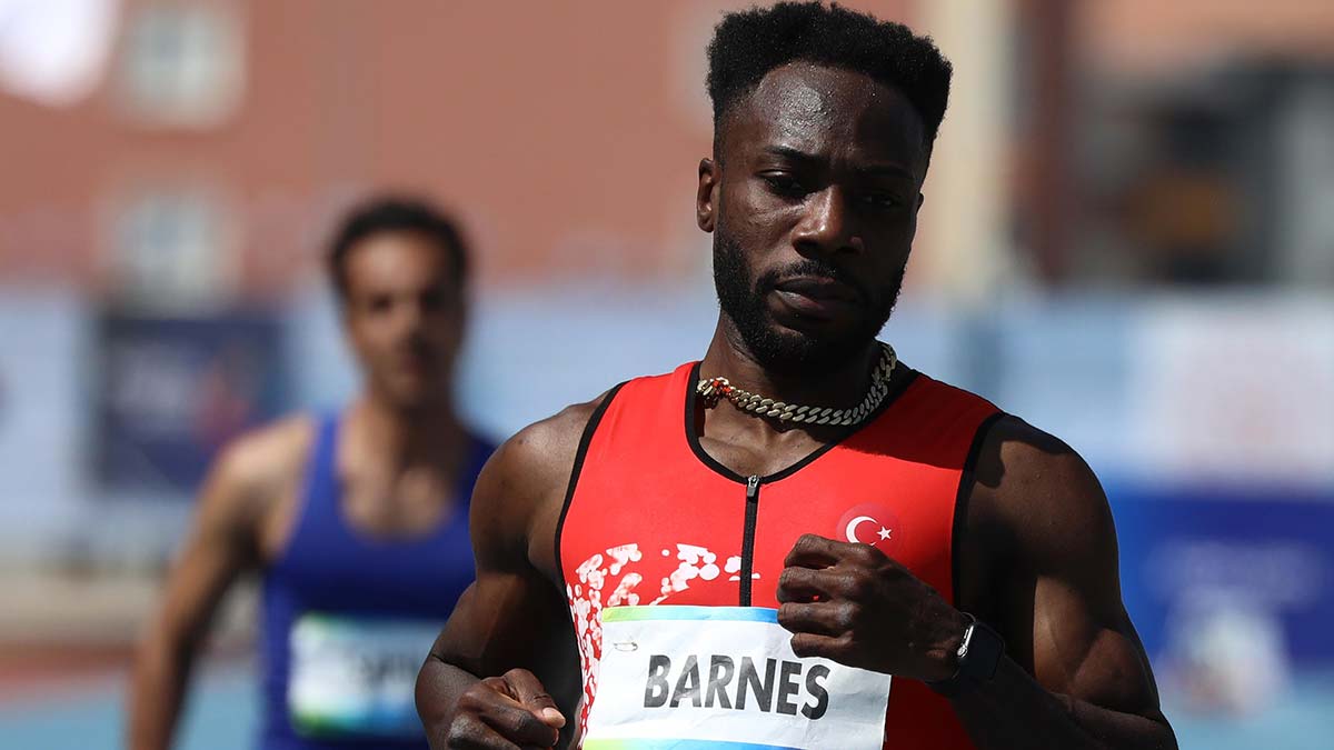 100 metre koşusunda 3 atletten rekor