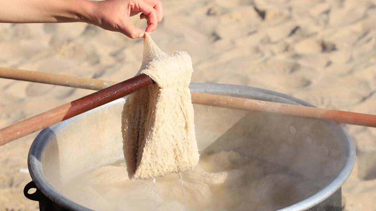 Bu yıl 33’üncü kez düzenlenen Uluslararası Şile Bezi Kültür ve Sanat Festivali kapsamında Ala Kadınlar Plajı’nda Şile Bezi Ritüeli yapıldı.