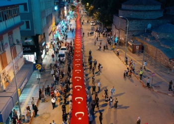 1922 metre Türk bayrağı 1922 izcinin ellerinde