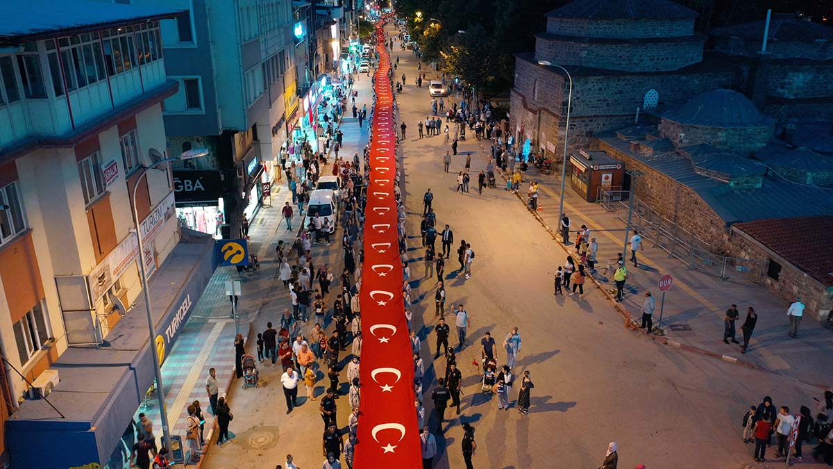 1922 metre Türk bayrağı 1922 izcinin ellerinde