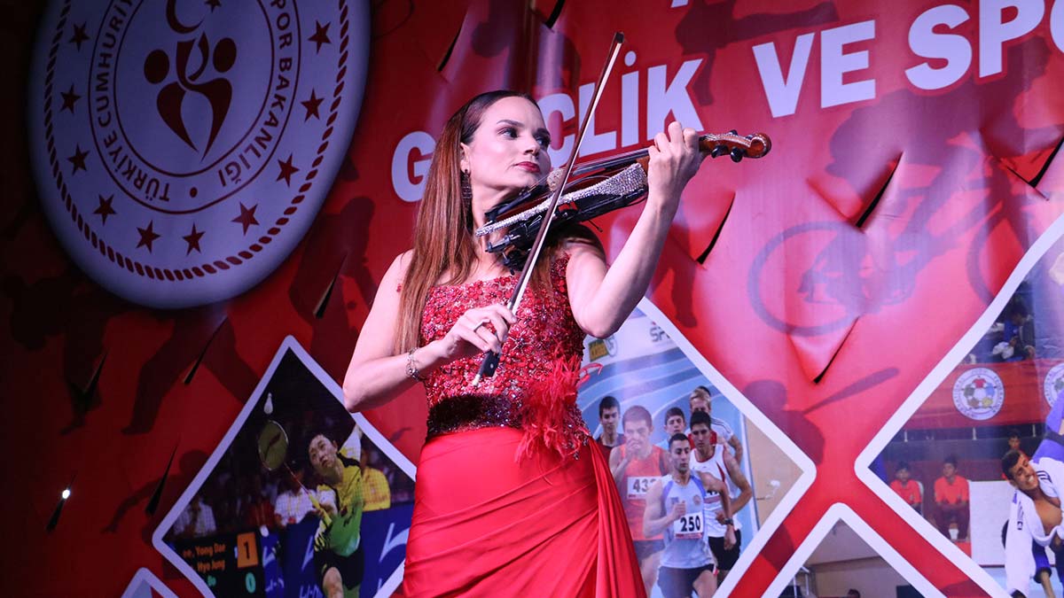 1922 metre Türk bayrağı 1922 izcinin ellerinde