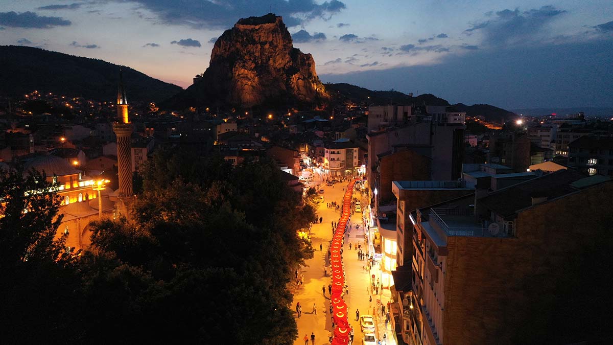 Afyonkarahisar'da Büyük Taarruz'un 100'üncü yılı kutlamalarında 1922 metre Türk bayrağını taşıyan 1922 genç izci, 1922 metre yürüyerek Zafer Meydanı'na geldi.