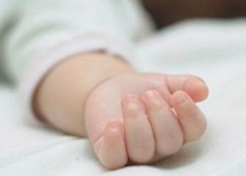 20 günlük bebeğini döverek öldürdü!