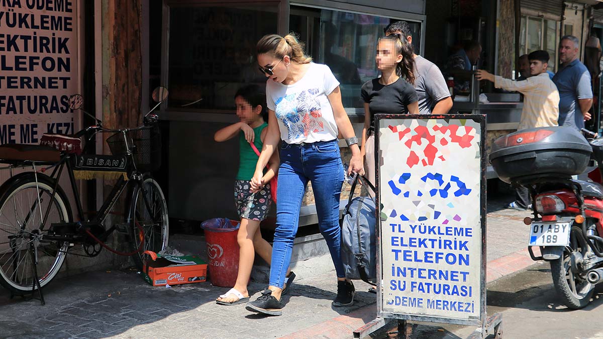Adana'da, Nurcan Kaymaz (30), 3 çocuğunu çalıştığı kebapçıya bırakıp, "Mersin’e gidiyorum. Sizi 10 gün sonra alacağım" diyerek ortadan kayboldu.