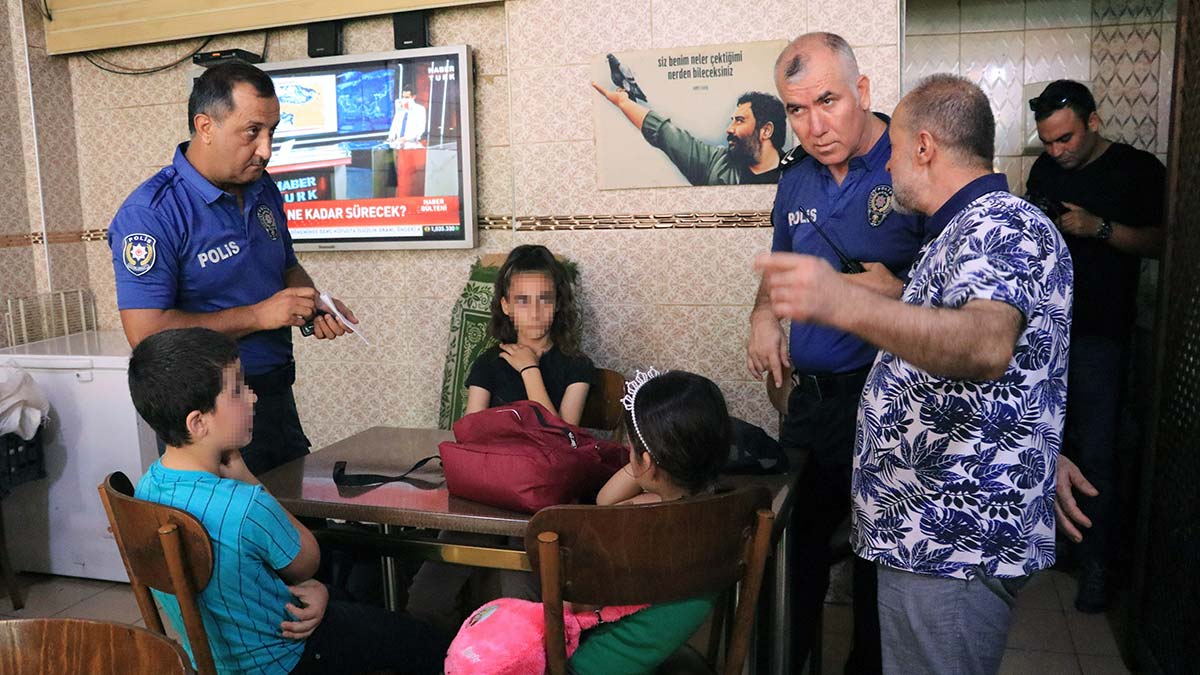 3 çocuğunu çalıştığı kebapçıya bırakıp gitti