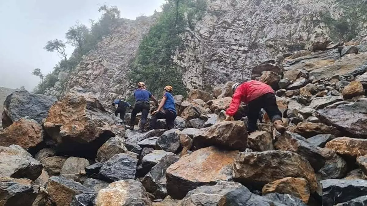 3 iscinin oldugu kazada son anda kurtuldu 1 - yaşam - haberton