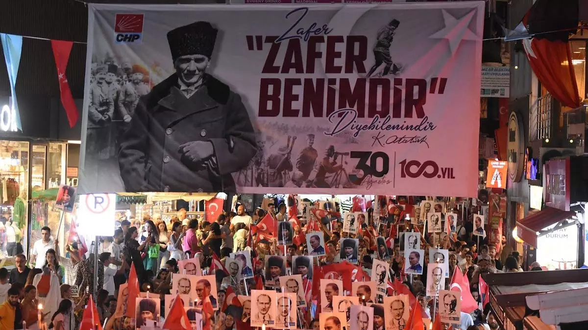 Beşiktaş belediyesi 30 ağustos zaferi'nin 100'üncü yıl dönümünü zafer yürüyüşü ve kenan doğulu konseri ile kutladı.