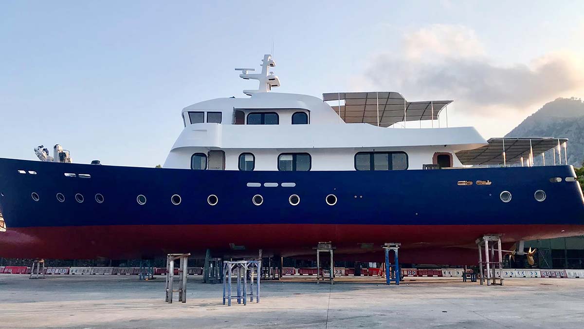 Akdeniz'de, su altı araştırmaları için Antalya'da yaklaşık 1 yıl sonunda inşası tamamlanan 38 metrelik 'UPL' adlı su altı arkeoloji gemisi, denize indirilmek için rıhtıma taşındı.