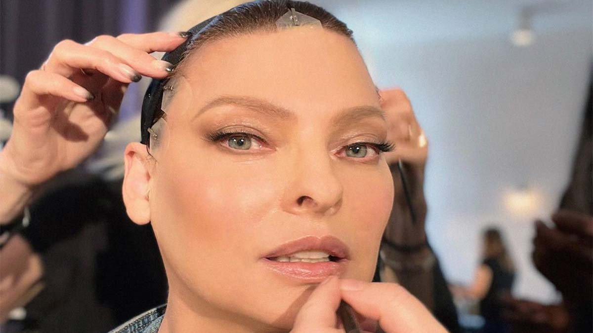 57 yaşındaki modelin yüzü bantlarla gerildi