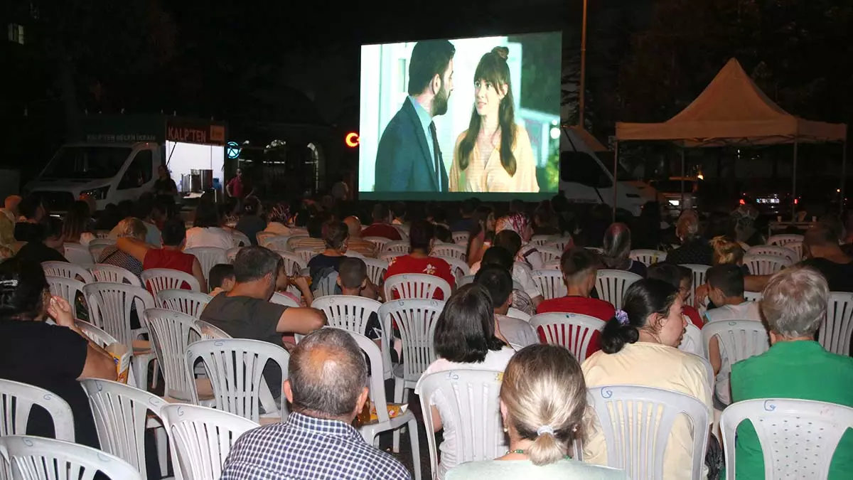 Çankaya açık hava sinema günleri bu hafta akpınar, emek ve koru'da devam ediyor. Bu hafta üç mahallede aykut enişte 2, baba ve eltilerin savaşı filmleri çankayalılarla buluşacak.