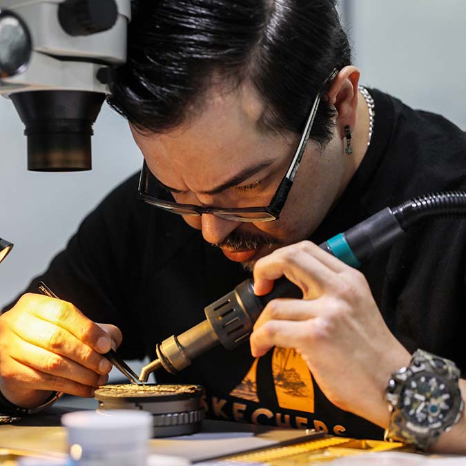 Antalya'da, trafik kazası sonrası 752 gün kaldığı komadan çıktığında bilinci yerinde olmayan ve doktorların 'Ayağa kalkamaz' sözlerine rağmen 2 yıllık tedavinin ardından yürümeye başlayan Semih Taşdemir (34), şimdi de çok sevdiği mesleğine geri döndü.