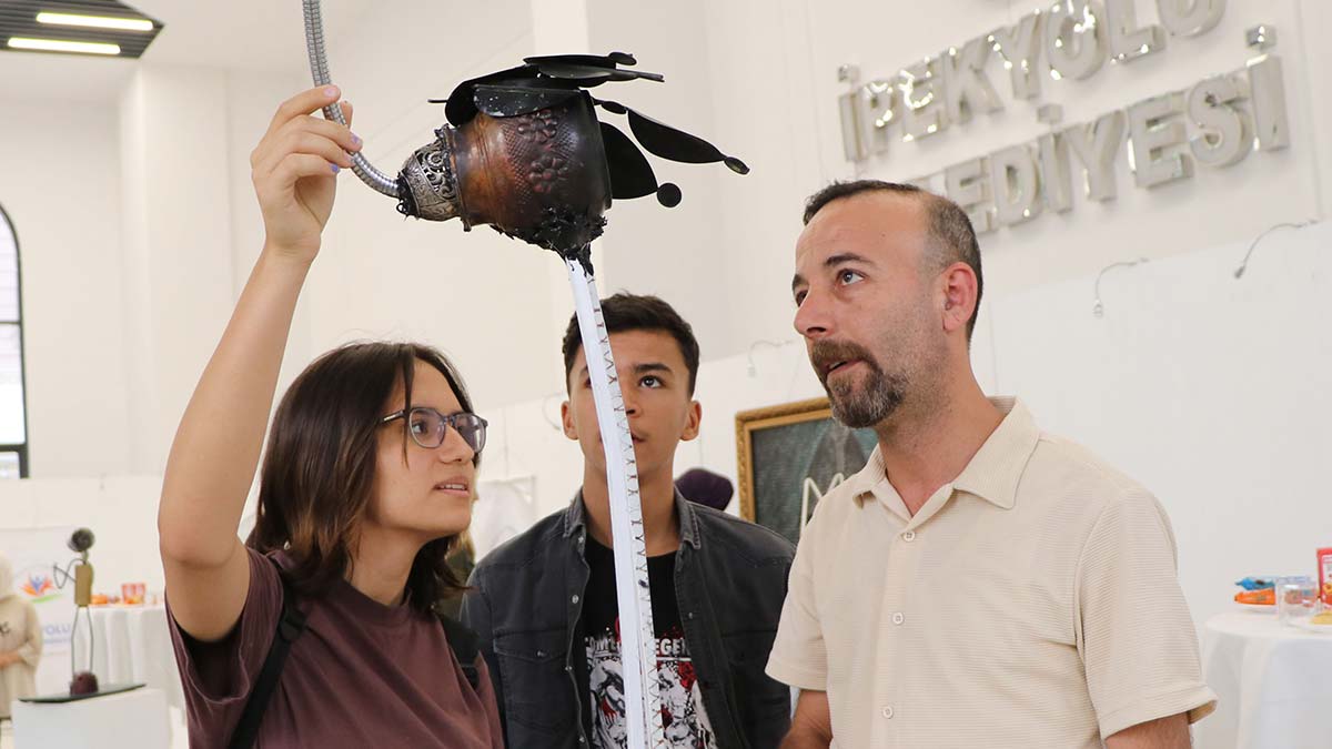 Van'ın İpekyolu Gençlik Merkezi'nde, öğretmen ve öğrenci iş birliğiyle geri dönüşüm malzemelerinden yapılan çalışmalarla sergi açıldı. Sergilenenler arasında en çok, 8 bin metal paradan yapılan Selahaddin Eyyubi portresi ilgi gördü.