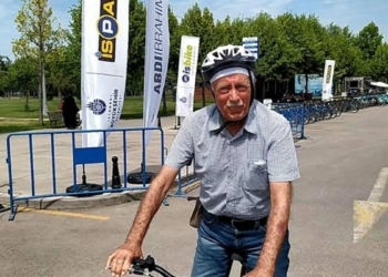 85 yaşında bisiklete binmeyi öğrendi