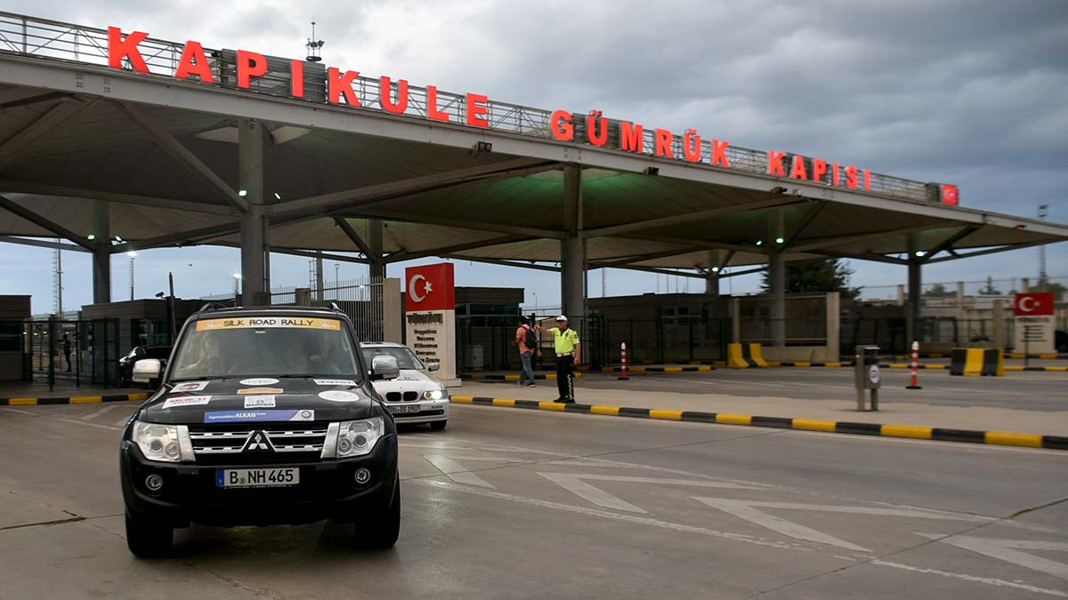 İpek Yolu Rallisi yarışmacıları Kapıkule'de