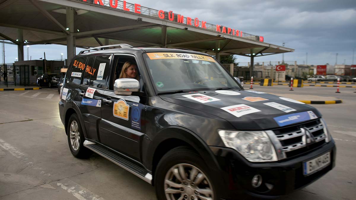İpek Yolu Rallisi yarışmacıları Kapıkule'de