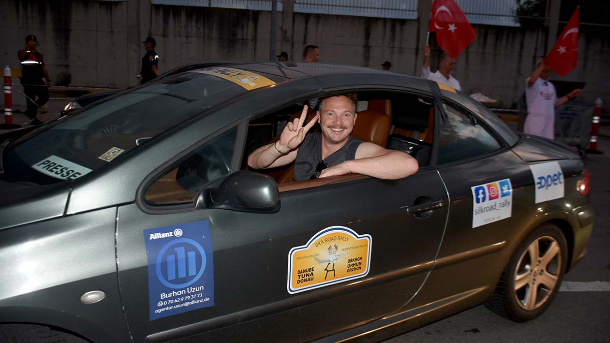 9 bin 100 kilometrelik İpek Yolu Rallisi yarışmacıları, Kapıkule Sınır Kapısı'ndan Türkiye'ye giriş yaptı, yarışmacılar tava ciğeriyle karşılandı.