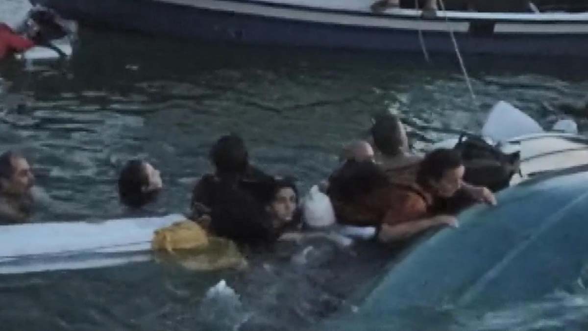 9 kişilik ailenin bindiği tekne alabora oldu