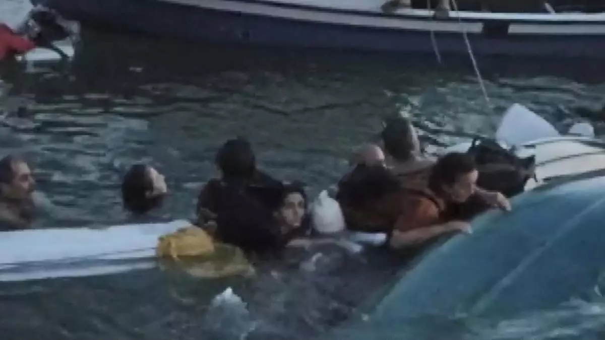 9 kişilik ailenin bindiği tekne alabora oldu
