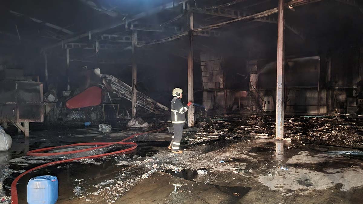 Adana'da geri dönüşüm fabrikasında yangın