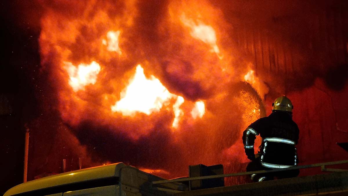 Adana'da lastik deposunda yangın: 2 yaralı