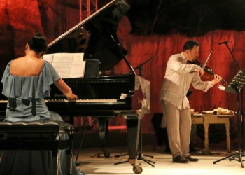 Akademisyenlerden teatral konser