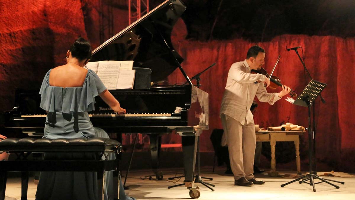 Akademisyenlerden teatral konser