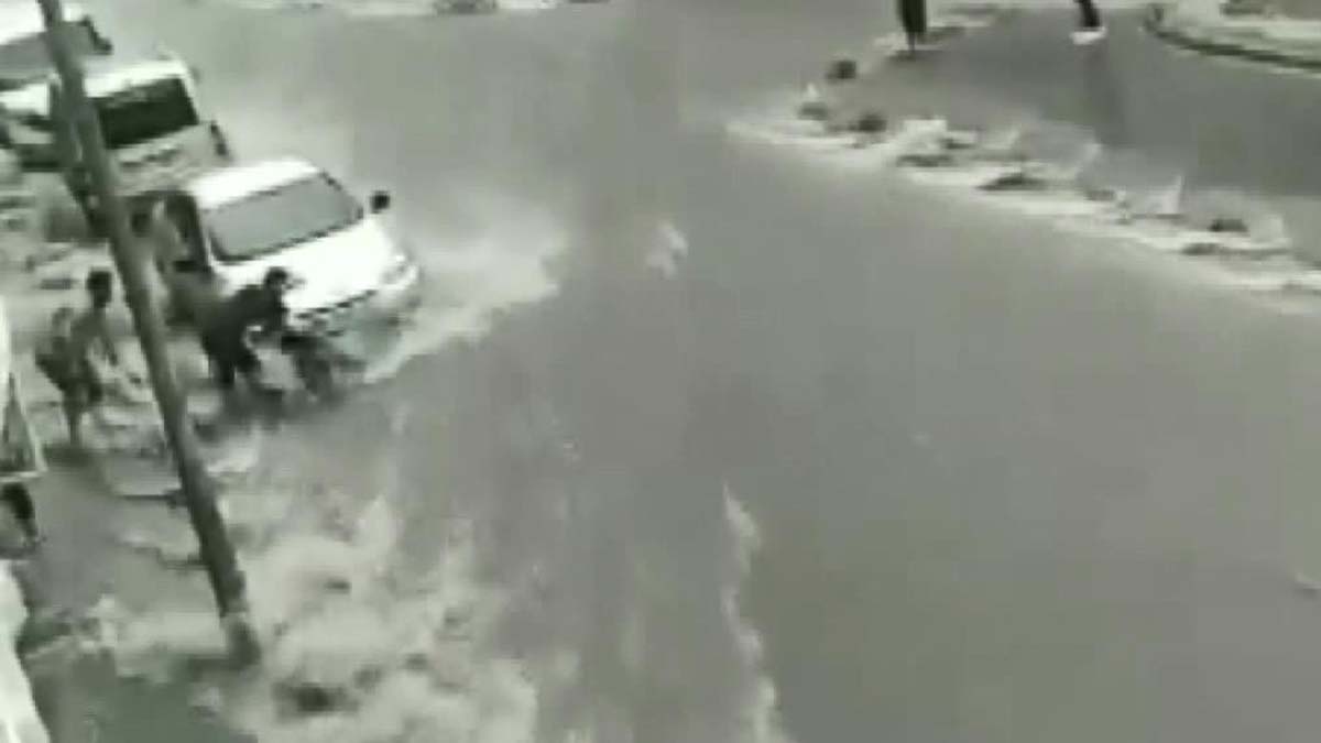 Akıntıya kapılan kadın otomobilin altında sıkıştı