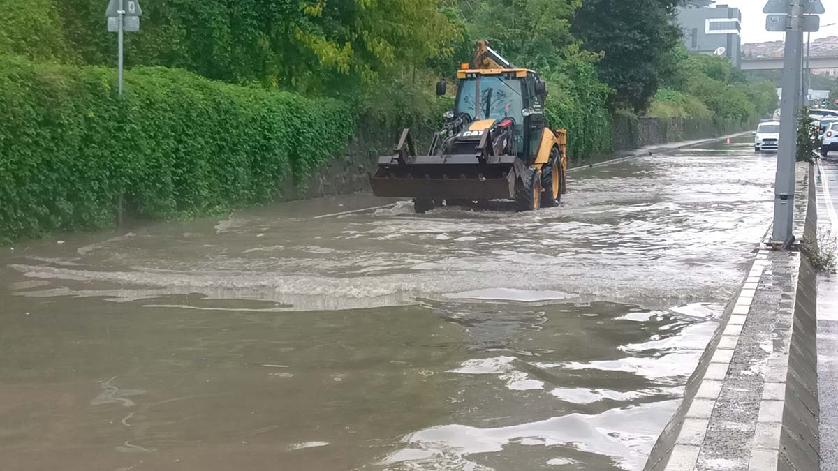 Alibeyköy'de yol göle döndü