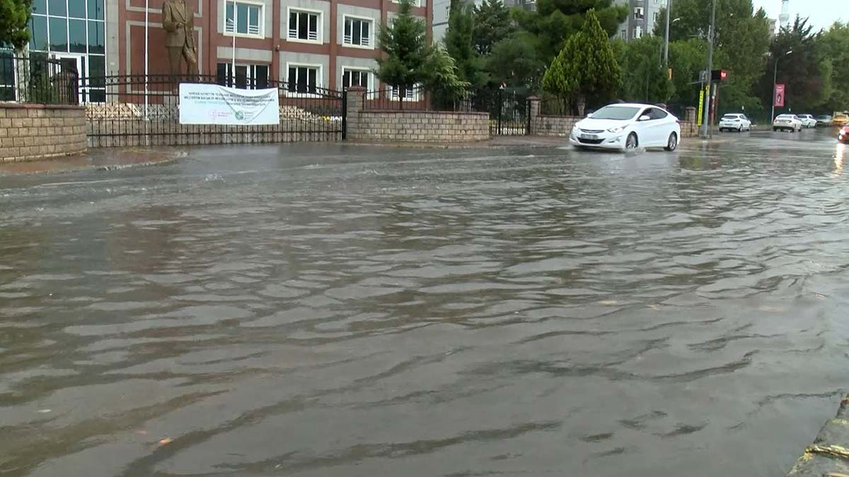 Anadolu Yakası'nda sağanak etkili oldu