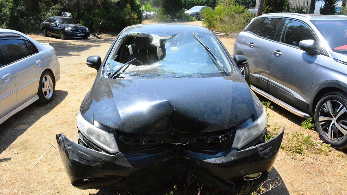Anahtarı verdiği otel çalışanı arabasını ağaca çarptı