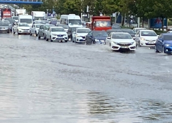 Ankara'da fırtına ve sağanak hayatı felç etti