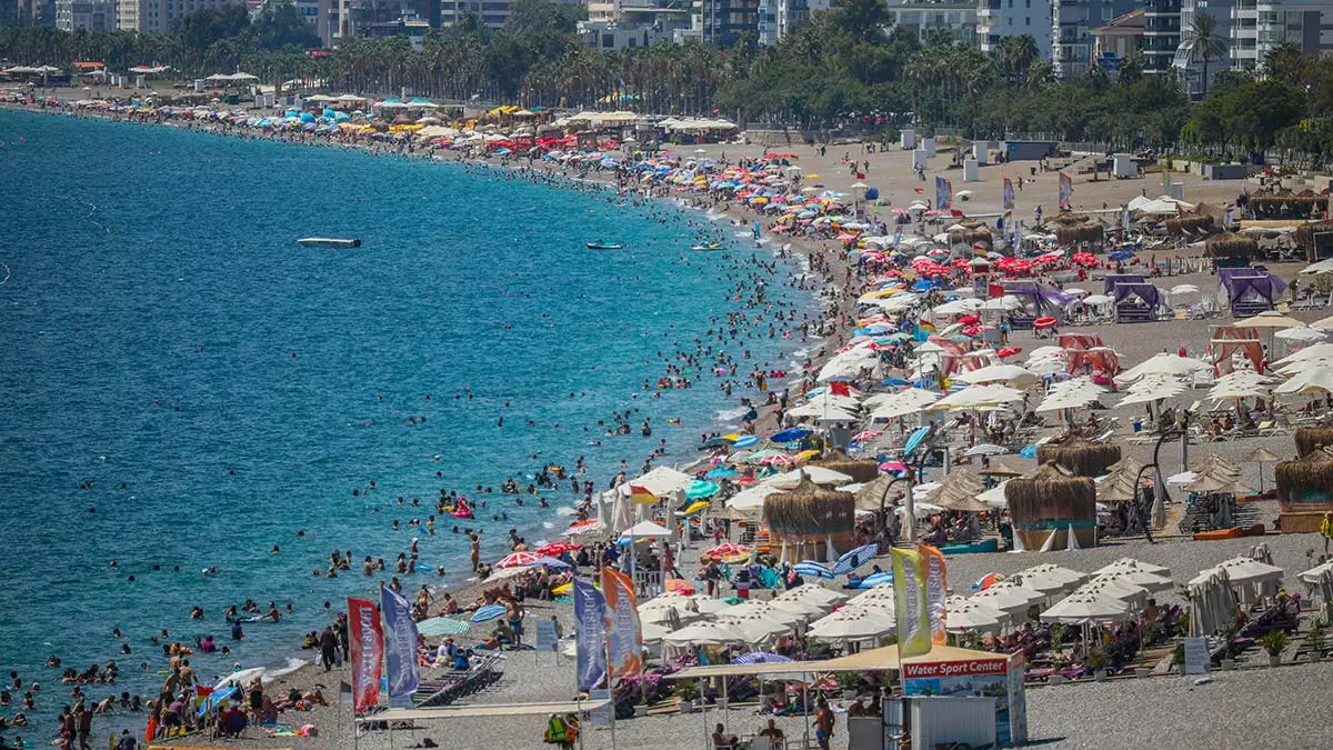 Antalya'da deniz sıcaklığı 30 dereceye ulaştı